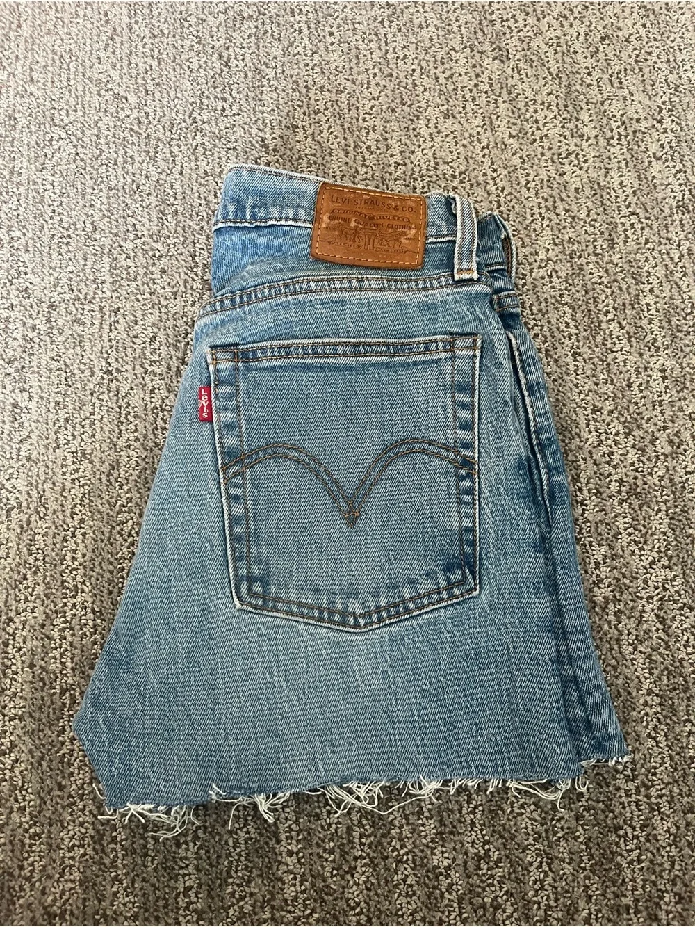 Levi's Women's Light Blue Denim Cutoff Shorts with Raw Hem - Picture 3 of 3